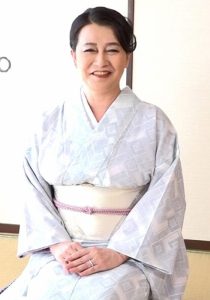 和服姿の爆乳おばさん！アダルトグッズのモニターからあれよあれよのAV出演！緊張から人生最高イキ過ぎ性交！