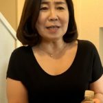 通販で買った電マで早速オナニーを始める品の良い熟女が配達員に見られてしまい…。配達員に欲求不満をぶつける痴女SEX！